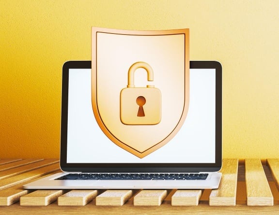 laptop-mit-schild-und-gelben-hintergund