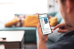 Person mit News auf Smartphone