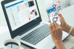 Social Media auf Smartphone und Laptop