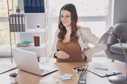 Arbeitsplatzgestaltung Schwangere Frau am Arbeiten - Arbeitsrecht