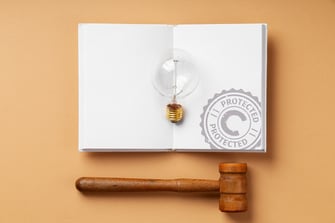 buch-mit-gluehbirne-und-gerichtshammer