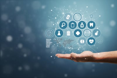 mitarbeitervorteile-hand-mit-verschiedenen-benefits