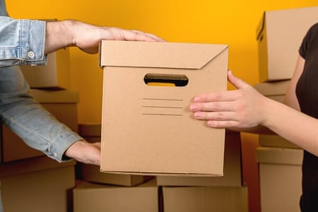 Haende halten Paket