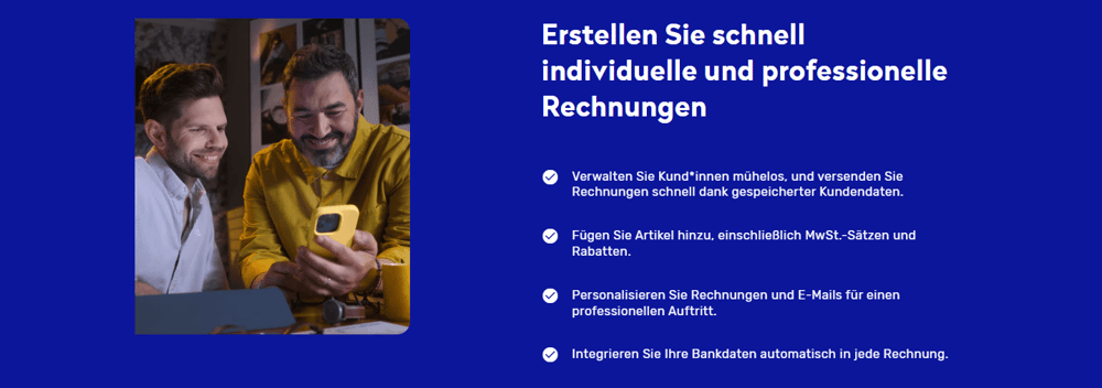 2 Männer schauen auf ein Smartphone