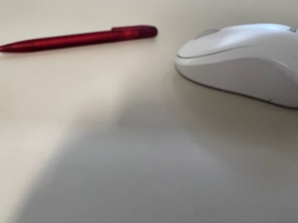 schlechtes Produktfoto PC Maus und Kugelschreiber