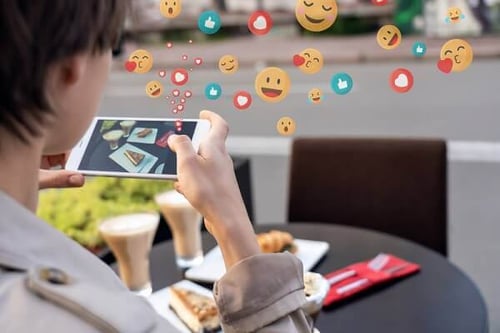 Frau liest Social Media Kommentare