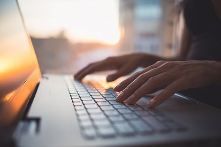 verkaufstexte-schreiben-laptop