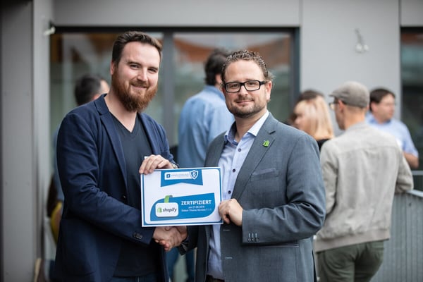 Tim Arlt überreicht Hagen Meischner die Vorzertifizierung