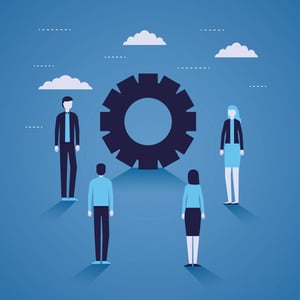 Illustration von vier Personen, die im Kreis um ein großes Zahnrad stehen – Symbol für Zusammenarbeit und Teamarbeit.