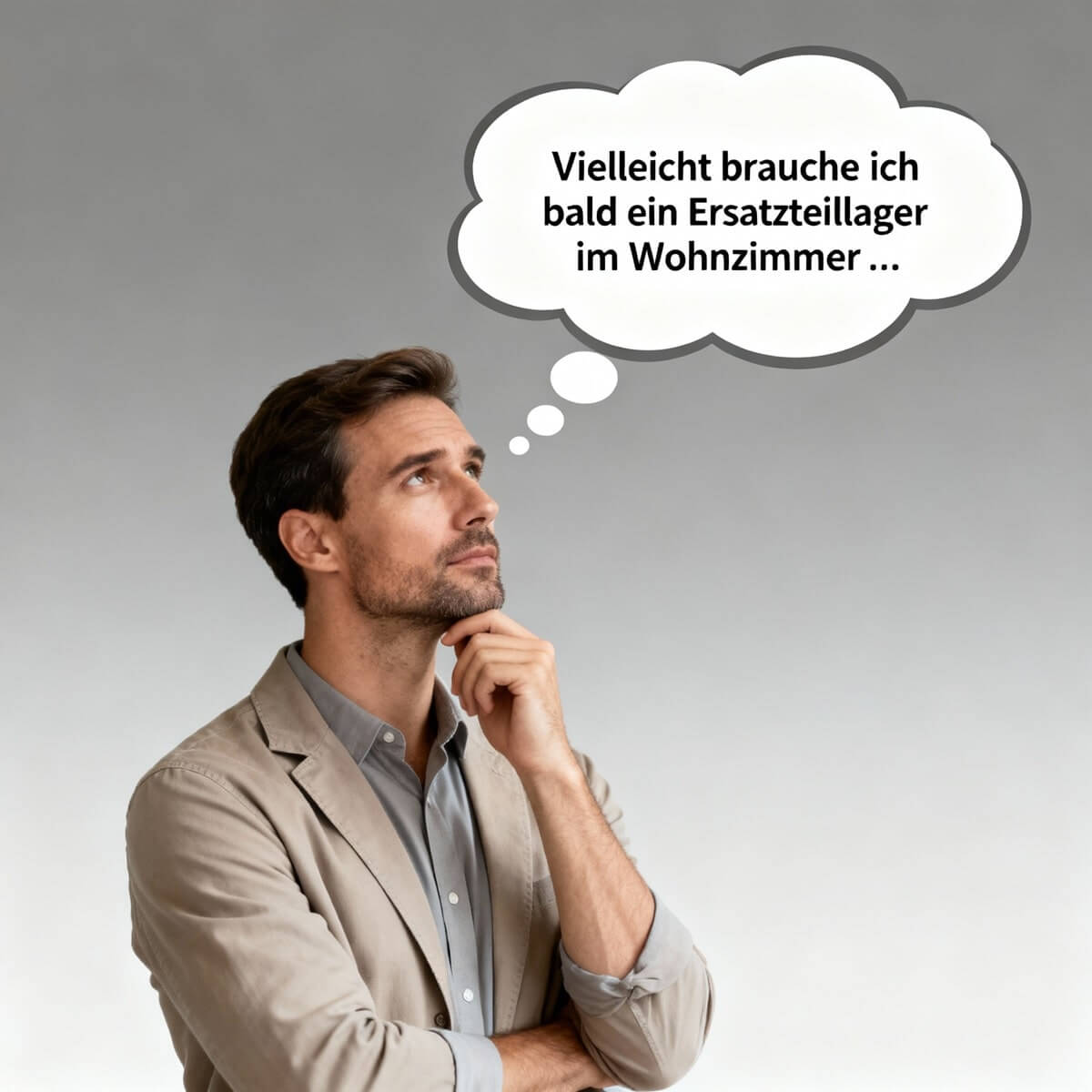Ein nachdenklicher Mann in einem beigen Sakko und grauem Hemd blickt nach oben. Über seinem Kopf befindet sich eine Sprechblase mit dem Text: „Vielleicht brauche ich bald ein Ersatzteillager im Wohnzimmer …“. Der Hintergrund ist neutral grau.