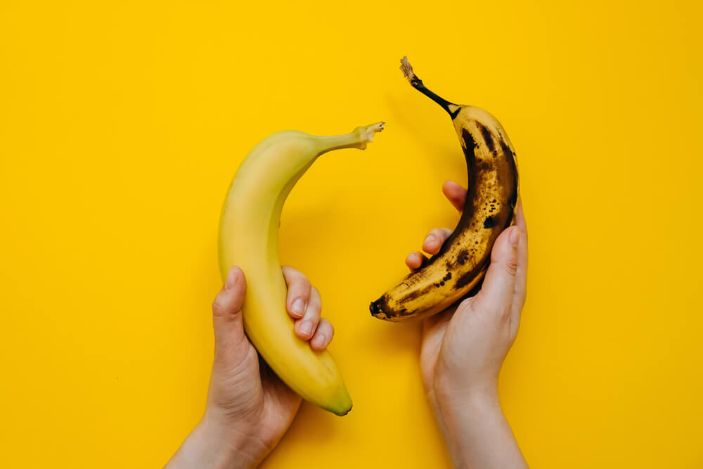 Zwei Hände halten jeweils eine Banane