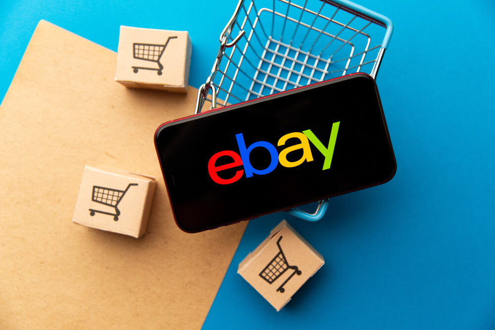 Smartphone zeigt eBay Schriftzug