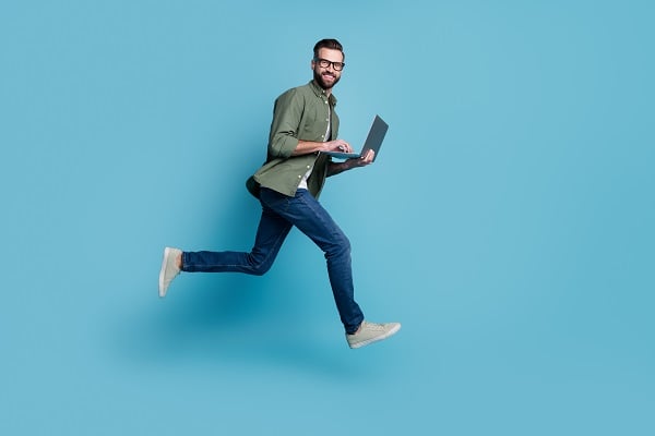 Mann rennt mit Laptop