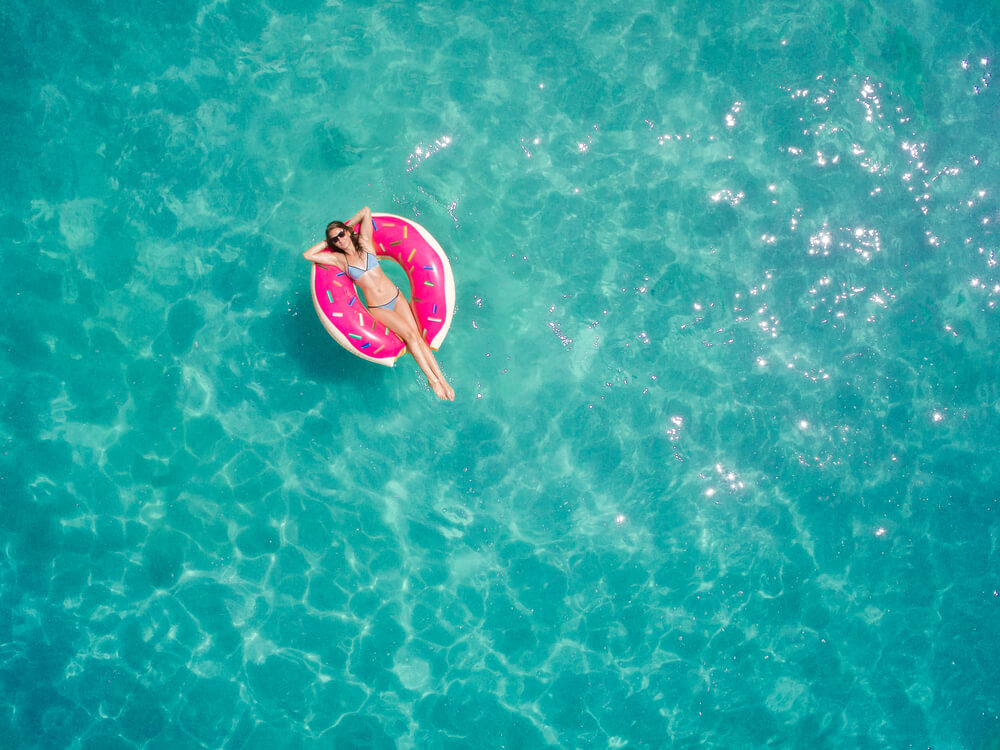 Urlaub im Pool mit Schwimmreifen und einer Frau