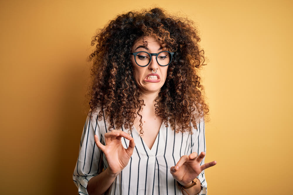 Frau mit Locken schaut kritisch