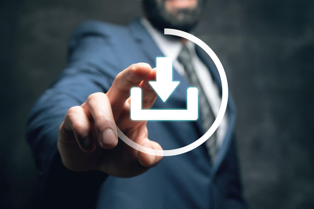 Person im Anzug tippt auf ein virtuelles Download-Symbol